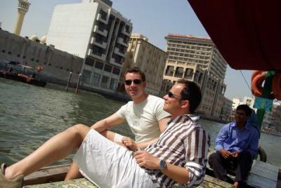 Der Dubai Creek inmitten Old Dubai wird meistens mit einem Kahn ueberbrueckt